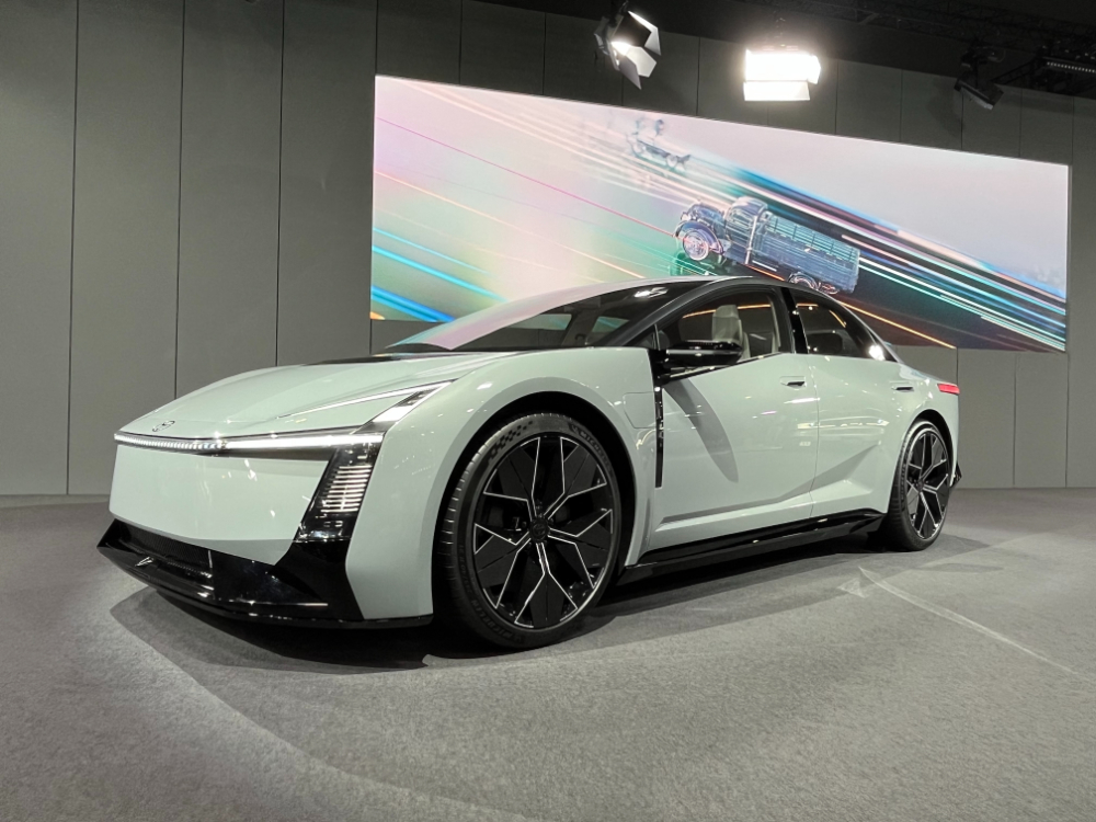 従来の大衆車からクーペのようなローフォルムに変化した「COROLLA CONCEPT」