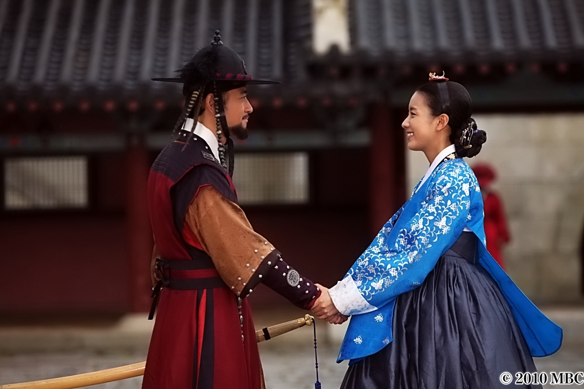 男性の手を握る女性