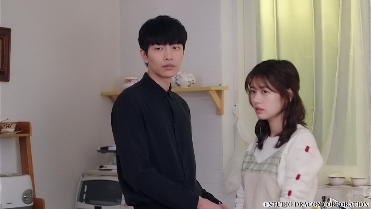 部屋にいる男女