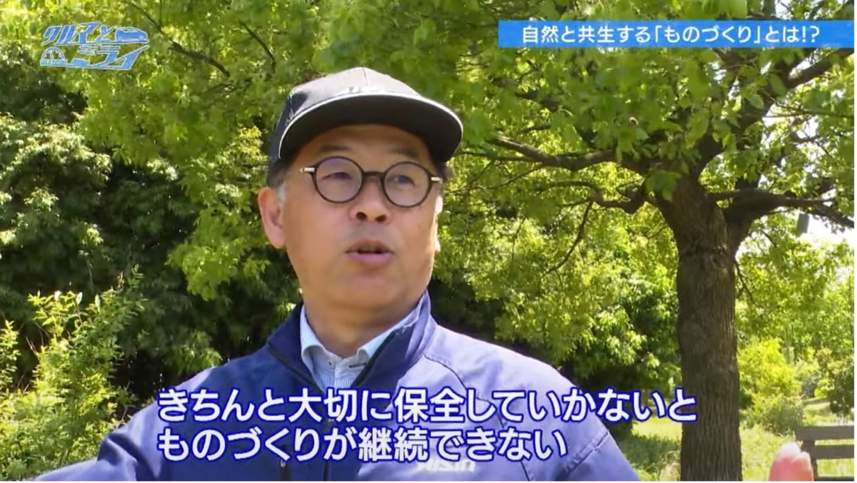 インタビューに答える