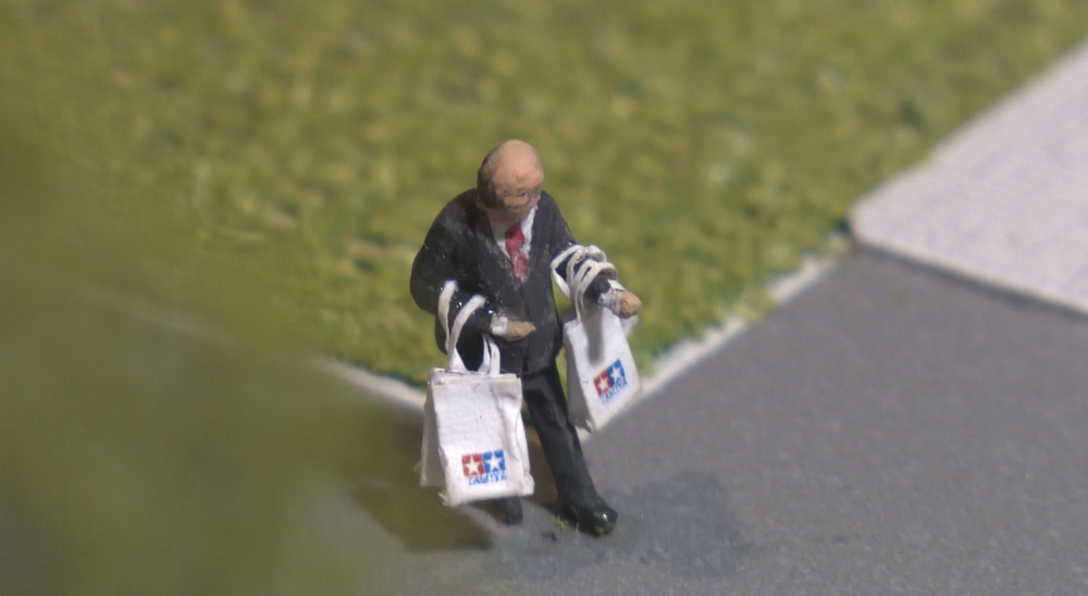 ジオラマ内にはタミヤ会長のフィギュアが様々なシチュエーションで登場