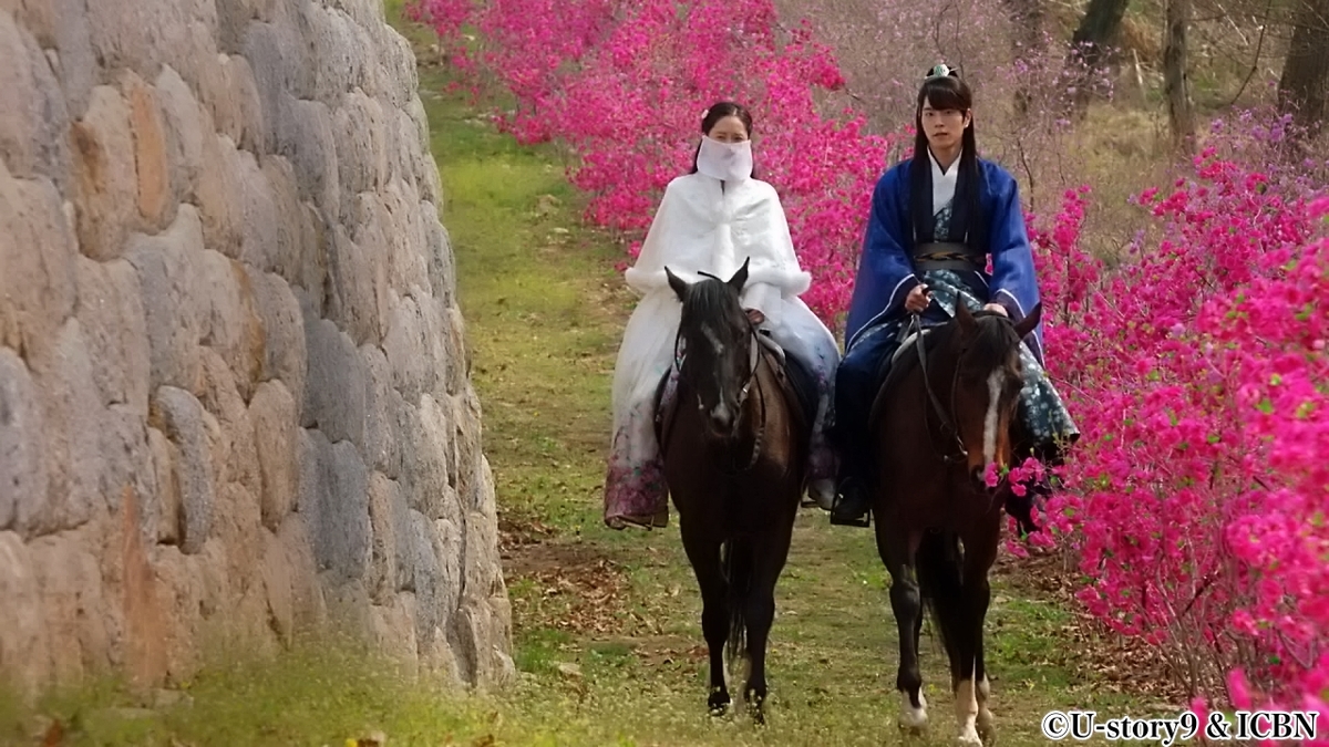 馬に乗る男性と女性