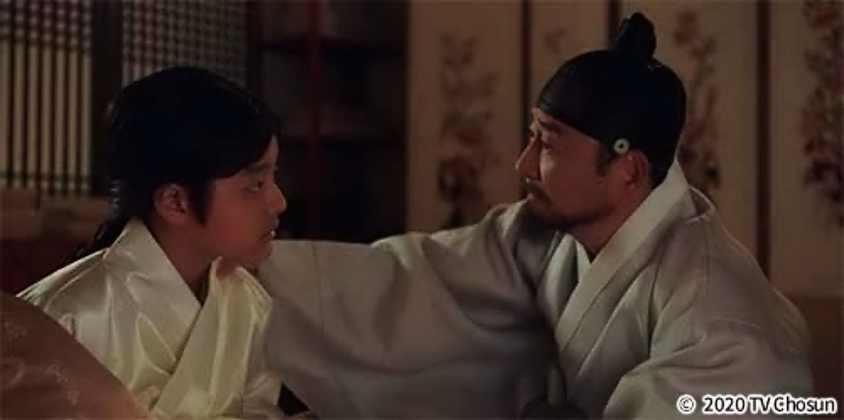 少女の肩に手を置く男性