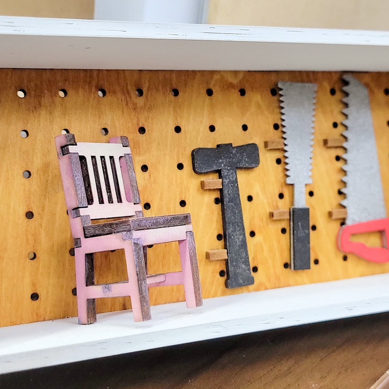 トンカチやのこぎりなど、道具もミニチュア