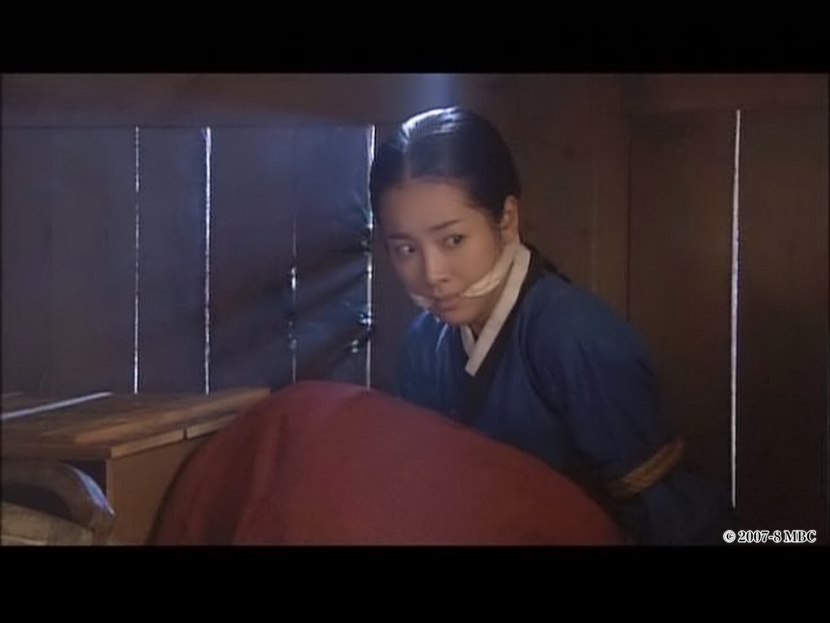 捕まっている女性