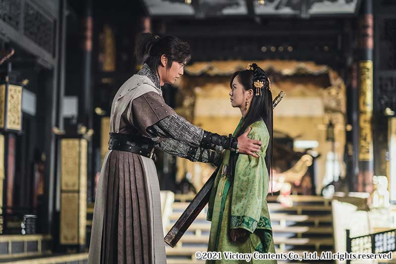 女性の肩をつかむ男性