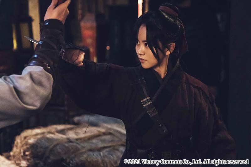 凶器を持った女性