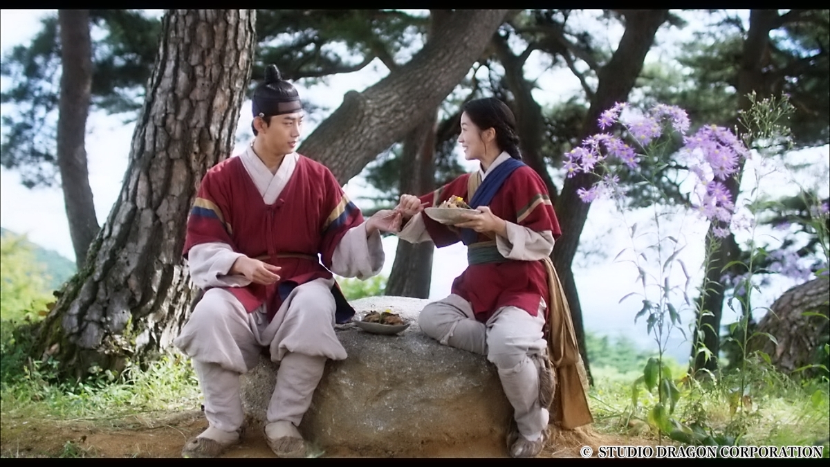 ご飯を食べる男女