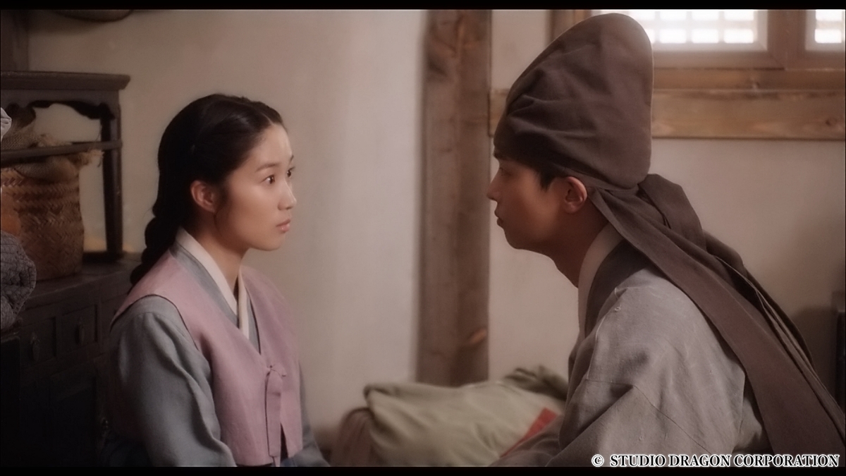 話している男女