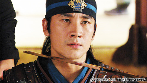 剣をのど元に突き付けられている男性