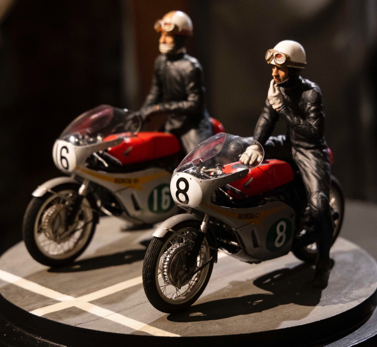 バイク2台と、乗車するライダーの模型