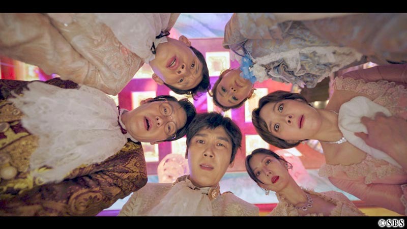 何かを覗き込む男女たち