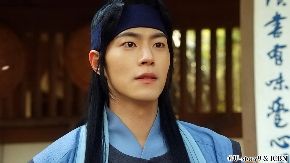 遠くを見つめる男性