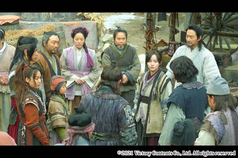 集まる民衆と話す女性