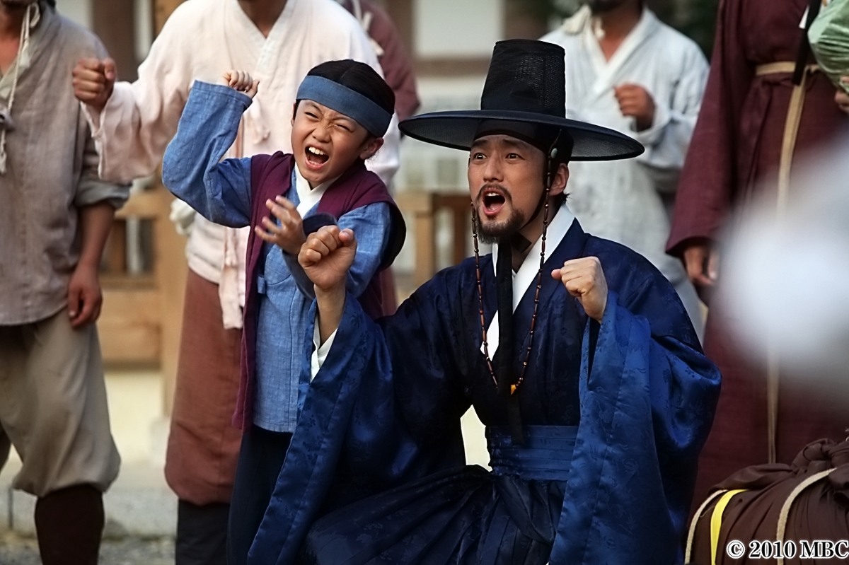 子どもと応援する男性