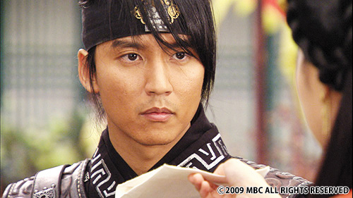 真剣な眼差しの男性