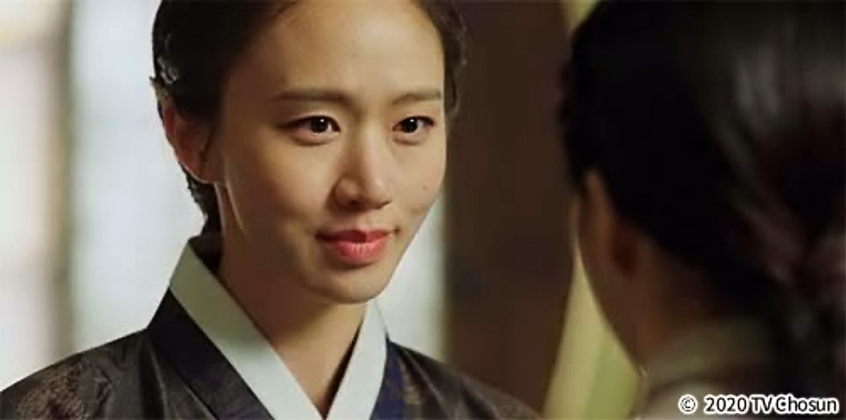 優しく微笑む女性