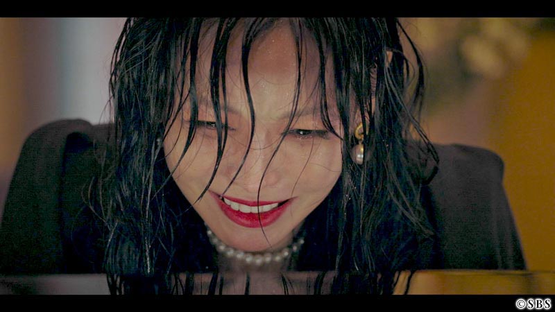 髪が濡れてうつむく女性