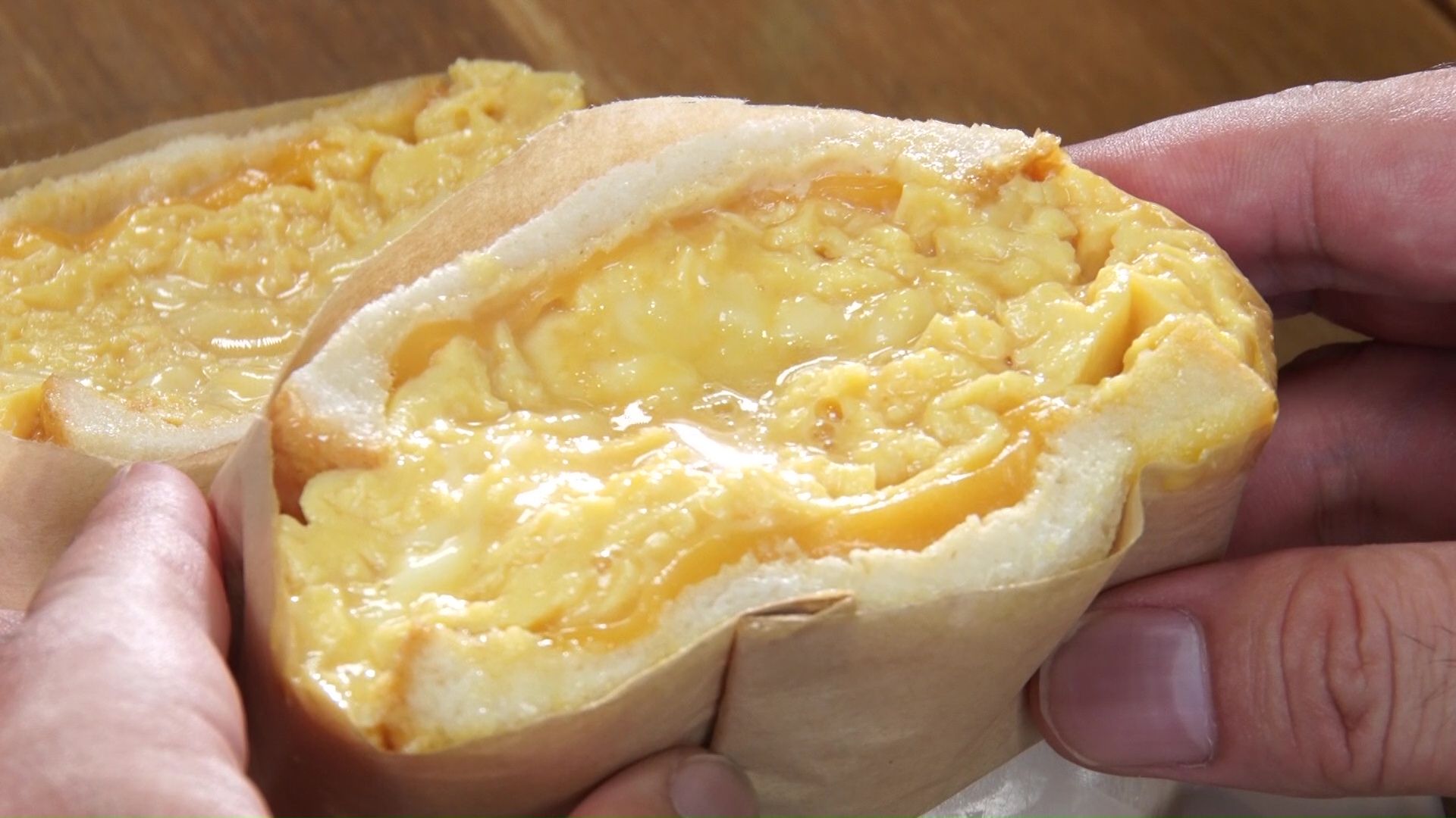 パンの中に卵が挟まれたサンドイッチ