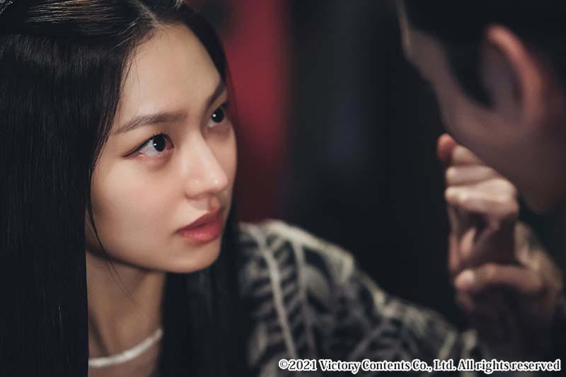 男性を鋭く睨みつける女性