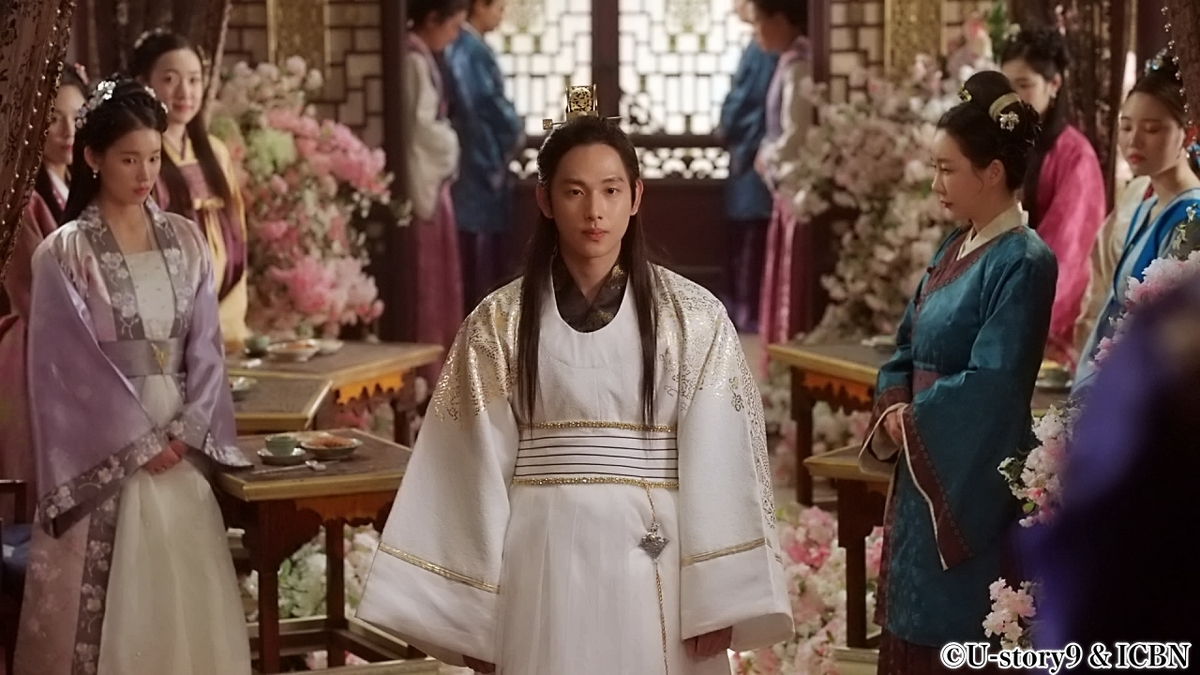 茶会に参加する男性