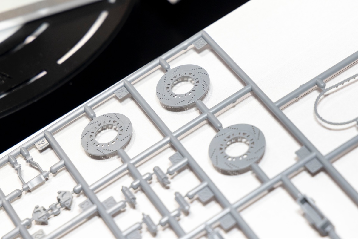 最近のキットでは定番となったディスクブレーキの穴も開口済み