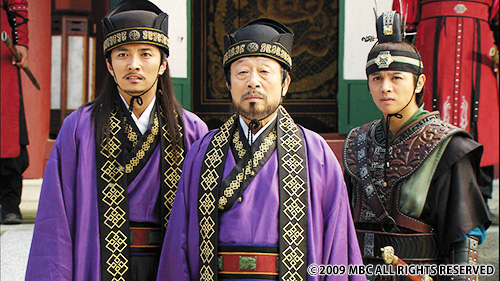 真剣な眼差しの男性３人