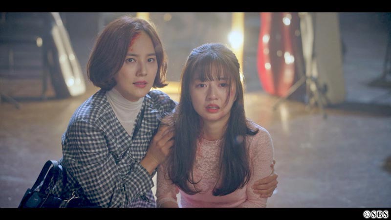 跪く女性とその身を庇う女性