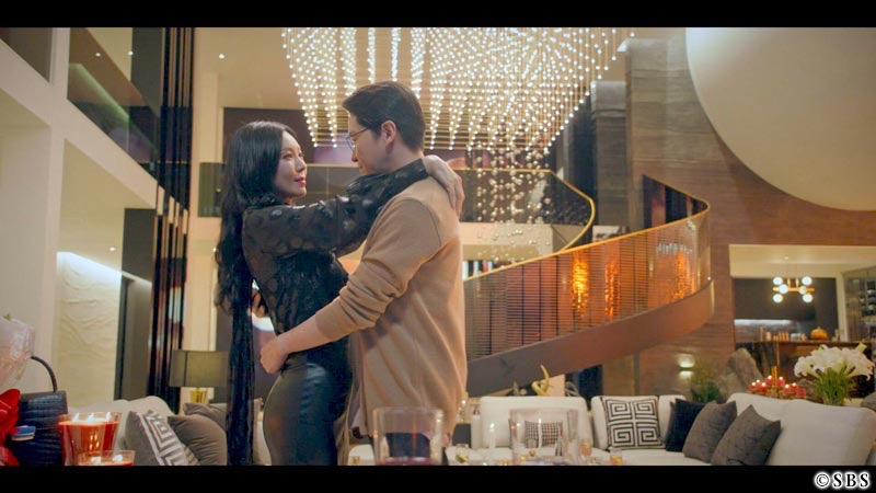 手を回して密着し見つめ合う男女