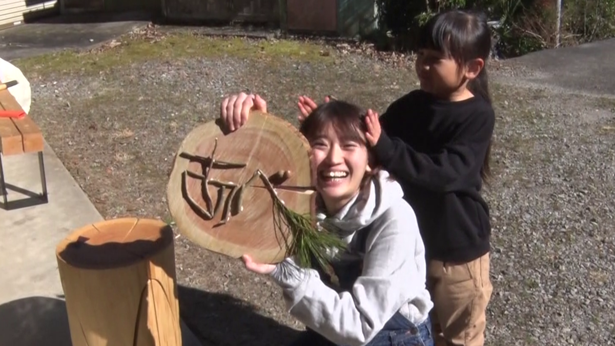 なかなかに味わい深い。丸太と枝で表札を手作り