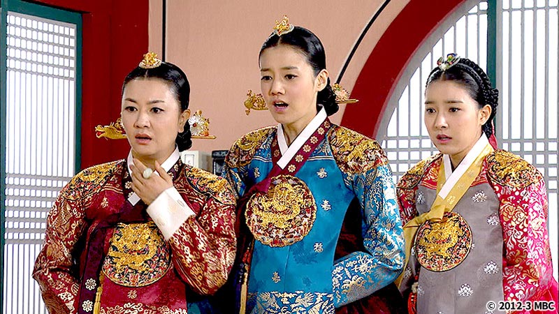 女性が3人並んでいる