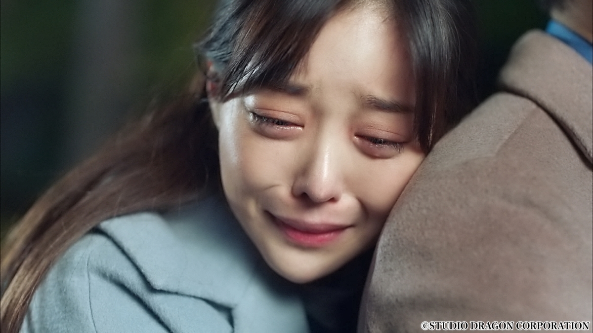 泣きながら男性に抱きつく女性