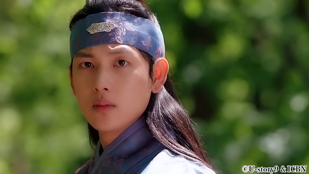 まっすぐと何かを見つめる男性