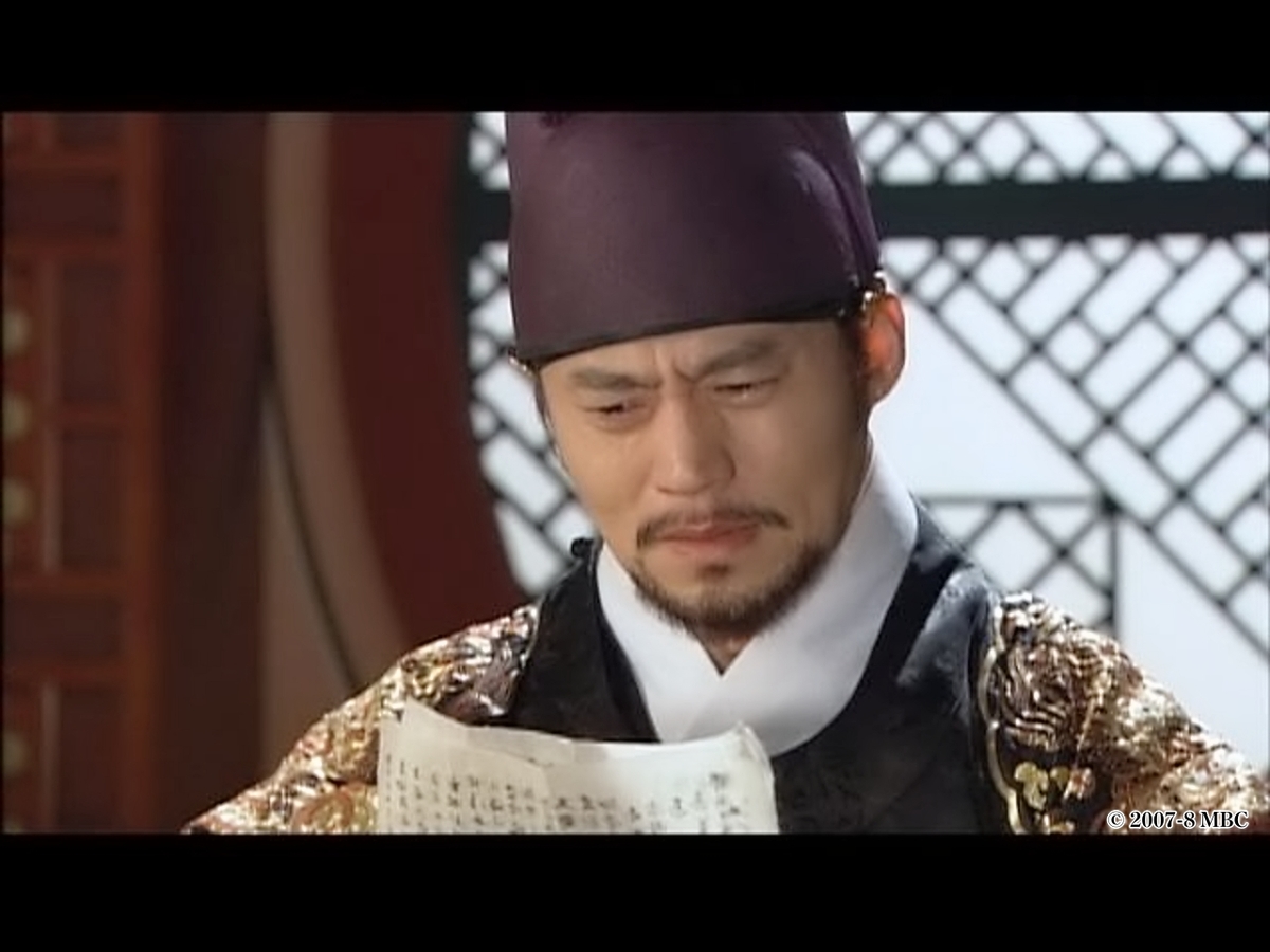 書物を読む男性