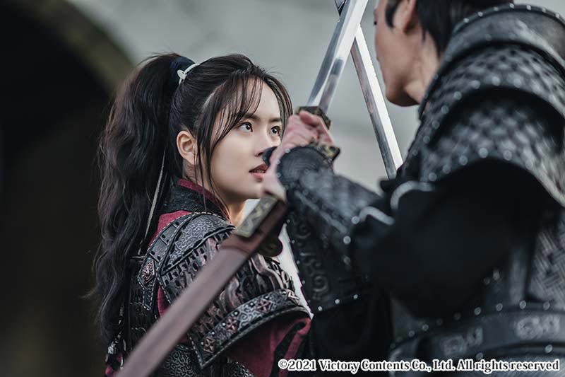 剣を交える女性