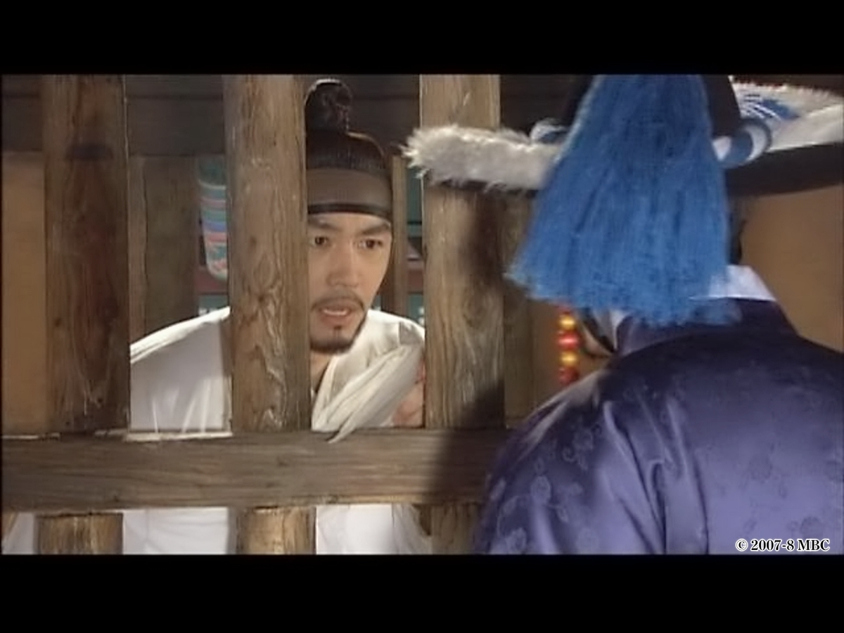 捕まっている男性に話しかける人