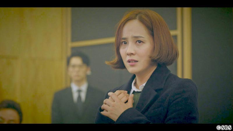 不安そうな表情をする女性