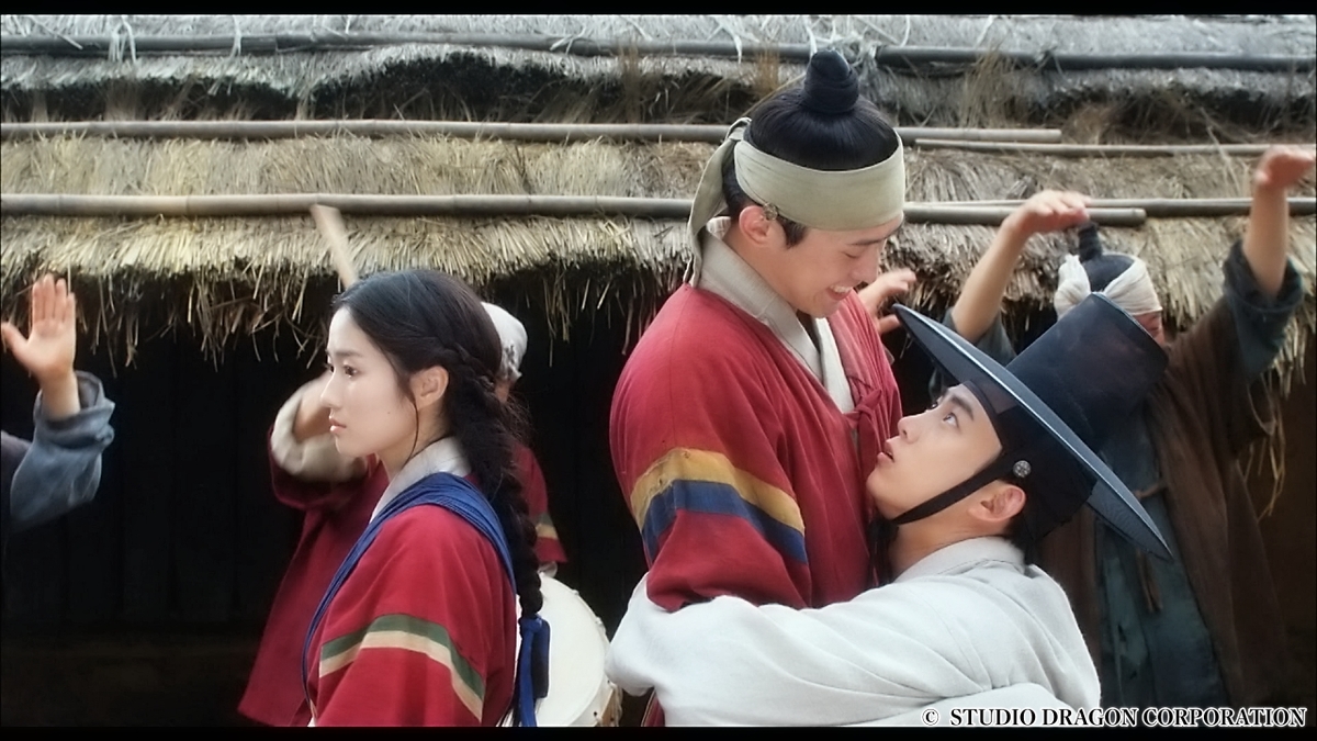 抱きつかれている男性