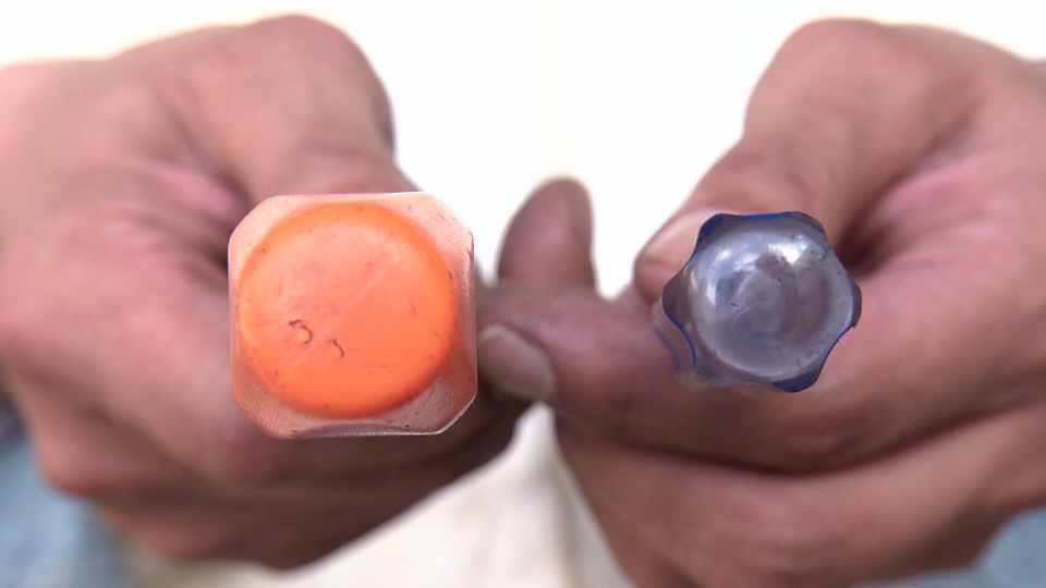 独特なグリップ形状のスナップオンのドライバー（画像左）