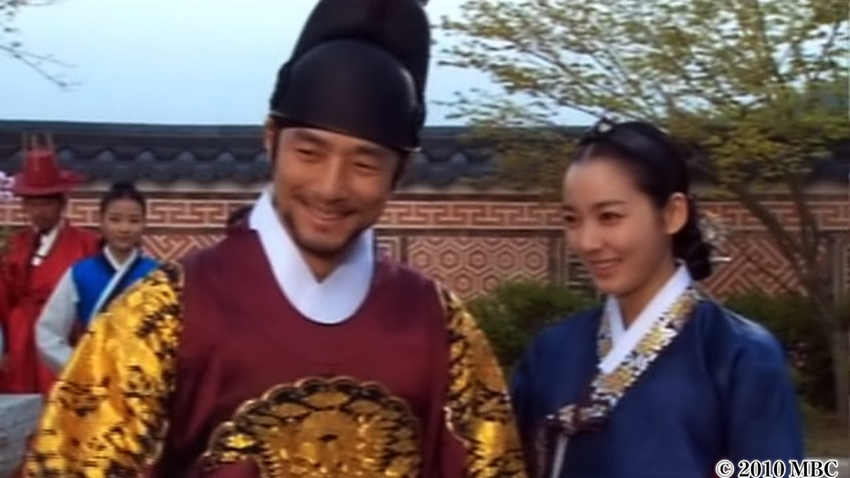 にこやかに笑う男女