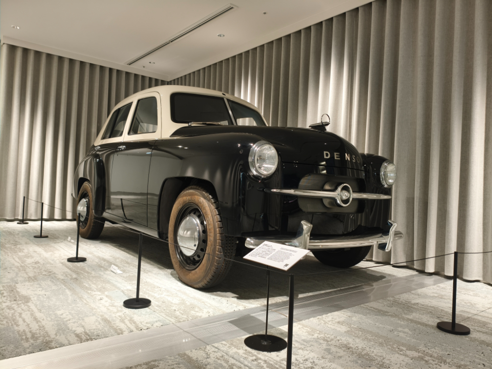 入り口を抜けると1950年に誕生した電気自動車「DENSO号」がお出迎え