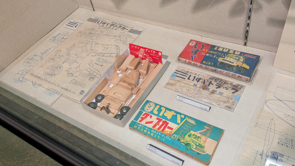その後はダンプやトラックなど自動車の模型も登場