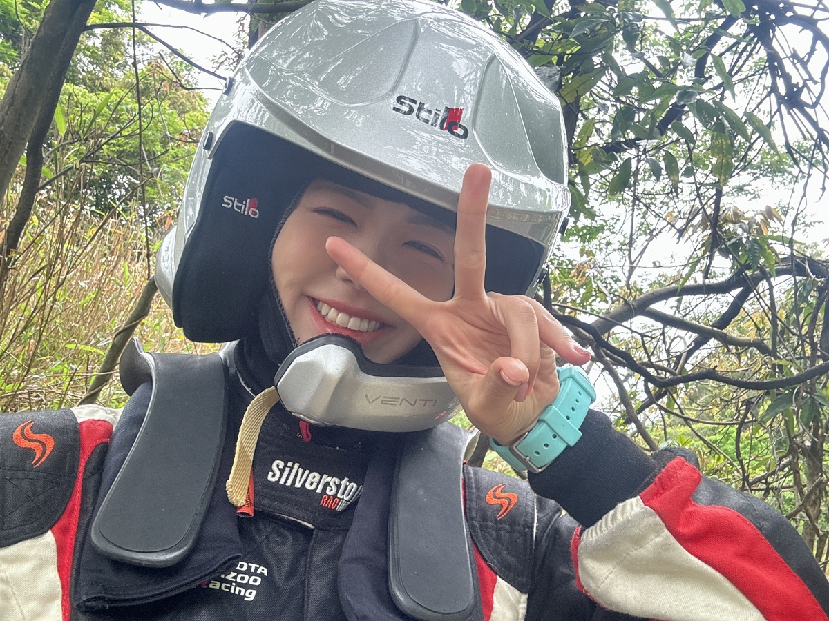 ヘルメットを被った女性