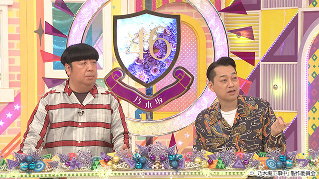 お笑いコンビ・バナナマンが話を聞く様子