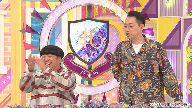 お笑いコンビ・バナナマンが笑う様子