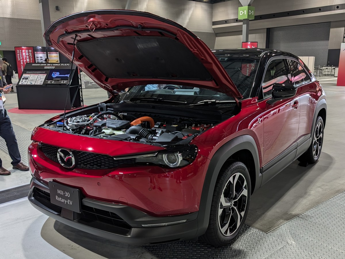 クルマのエンジンルームを開いた様子