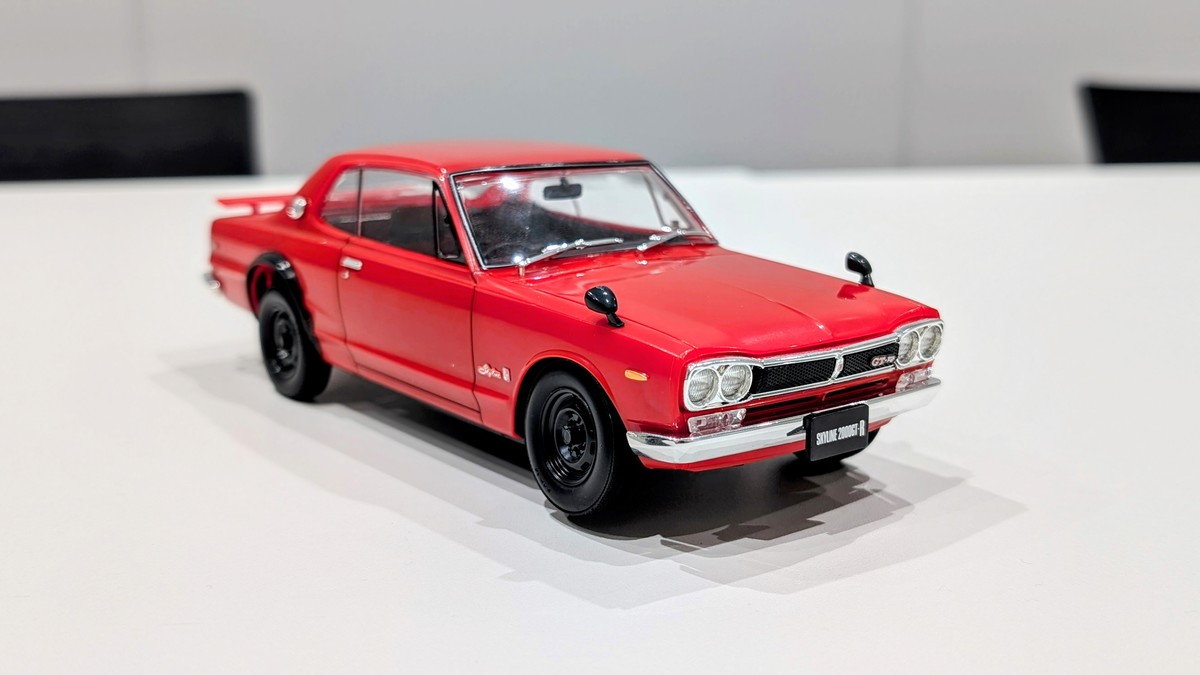 シール貼りをする様子