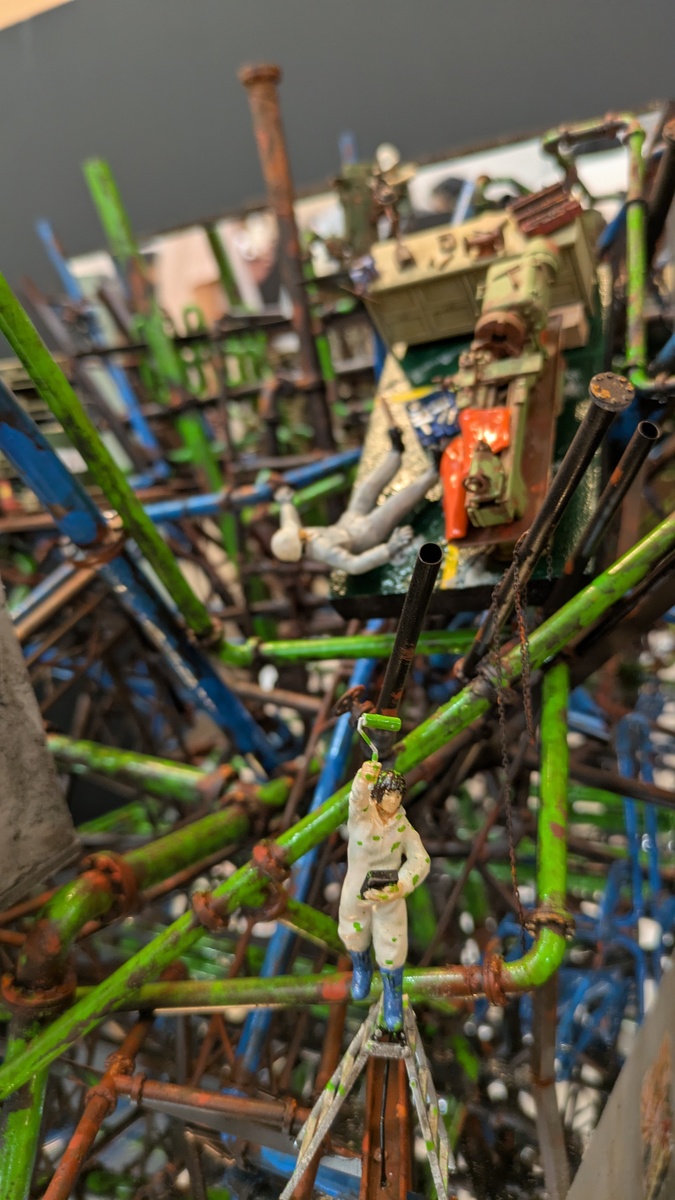 ヘルメットを未装着でペンキを塗る人の姿が！