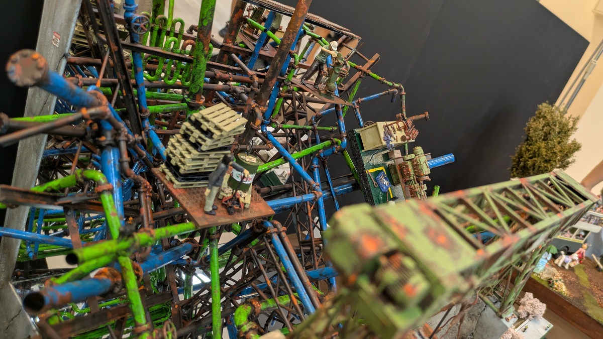 たくさんの配管が張り巡らされている