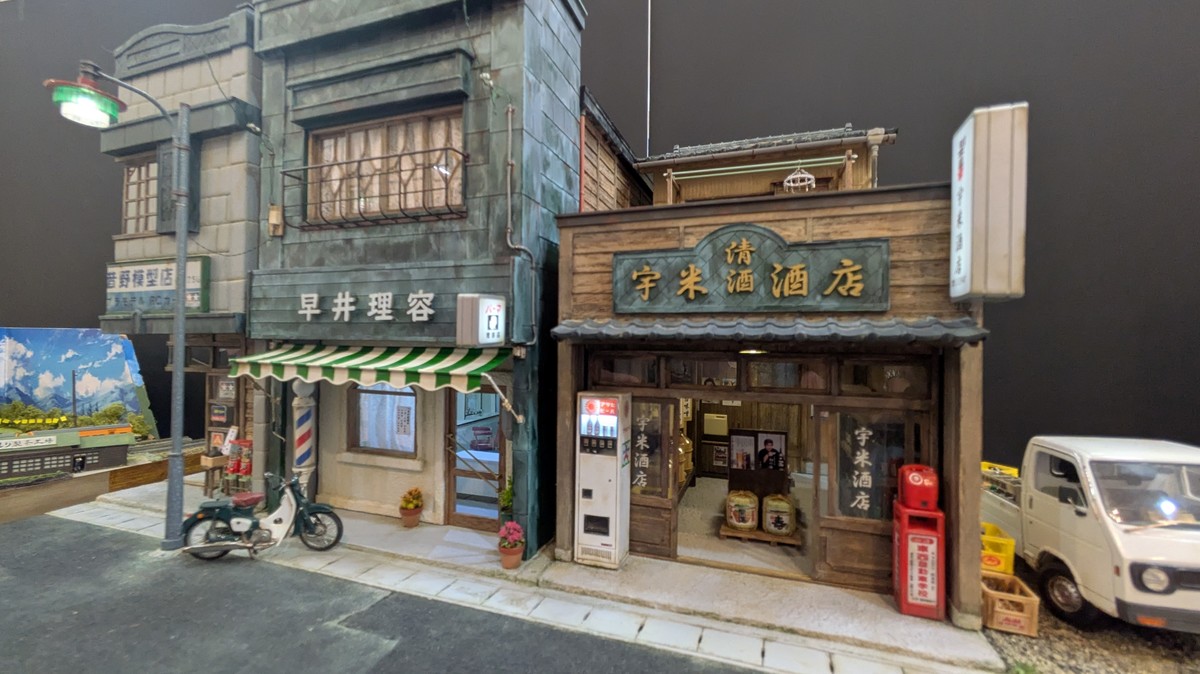 昭和レトロな街角をジオラマで表現！ 模型店に理容室「懐かしい
